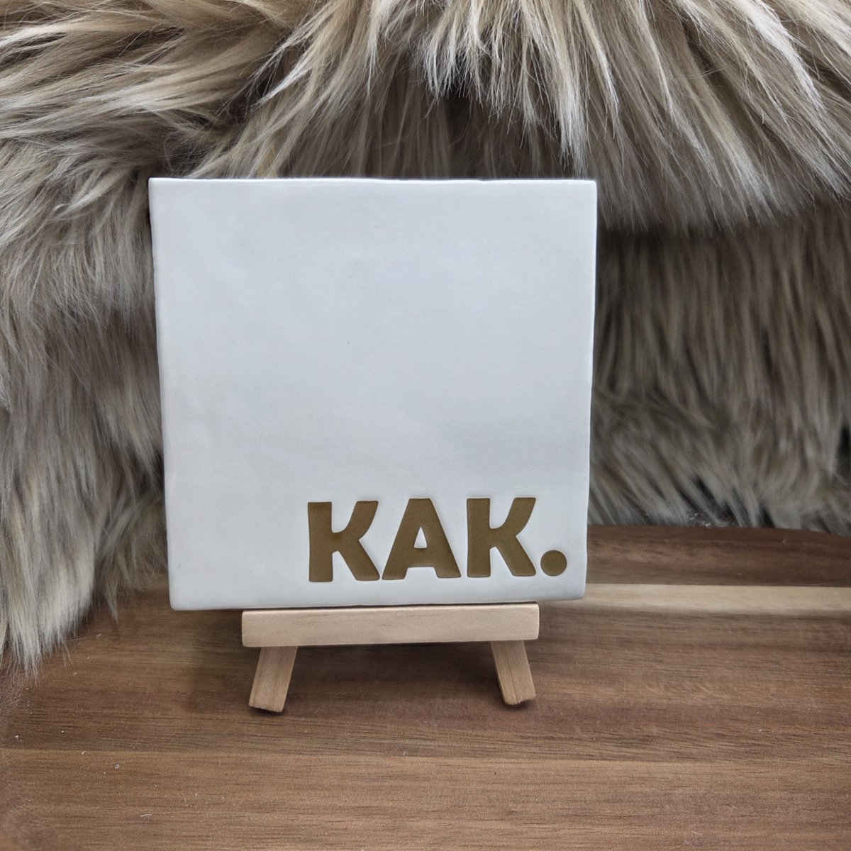 CreaCraft Robuust Wenstegeltje – Hip trendy tegeltje – “KAK.” – 10X10CM – Humoristisch Cadeau – Trendy nu – Wanddecoratie – Cadeau voor Nieuwe Woning, Housewarming of voor vriend(in) – Sfeervol en Persoonlijk – Zomaar - Wc decoratie - Tegeltje met tekst Wit/Goud