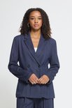 Model draagt een donkerblauwe krijtstreep blazer, handen gevouwen voor het lichaam.