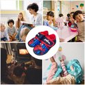 Collage: Spiderman-pantoffels, kinderen in klaslokaal, gezin bij open haard, kind met paaseieren.