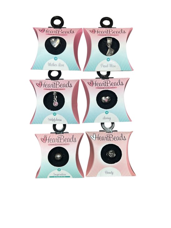 Zes verpakkingen HeartBeads bedels: 'Mother Love' met "Mom"-bedel, 'Proud Mom' met vleugelbedel, 'Helpfulness' met bedel, 'Loving' met hartbedel, 'Inspiration' stopper, 'Beauty' met rozenbedel.