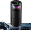 Zwarte, cilindervormige luchtreiniger met kleurrijke verlichting, geplaatst in een auto-interieur.