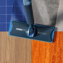 Blauwe dweilkop van de Philips OneUp elektrische dweil op diverse vloertypes.