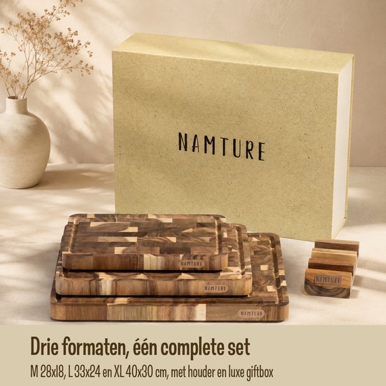 Trois planches à découper en bois Namture de différentes tailles, avec support et boîte cadeau.