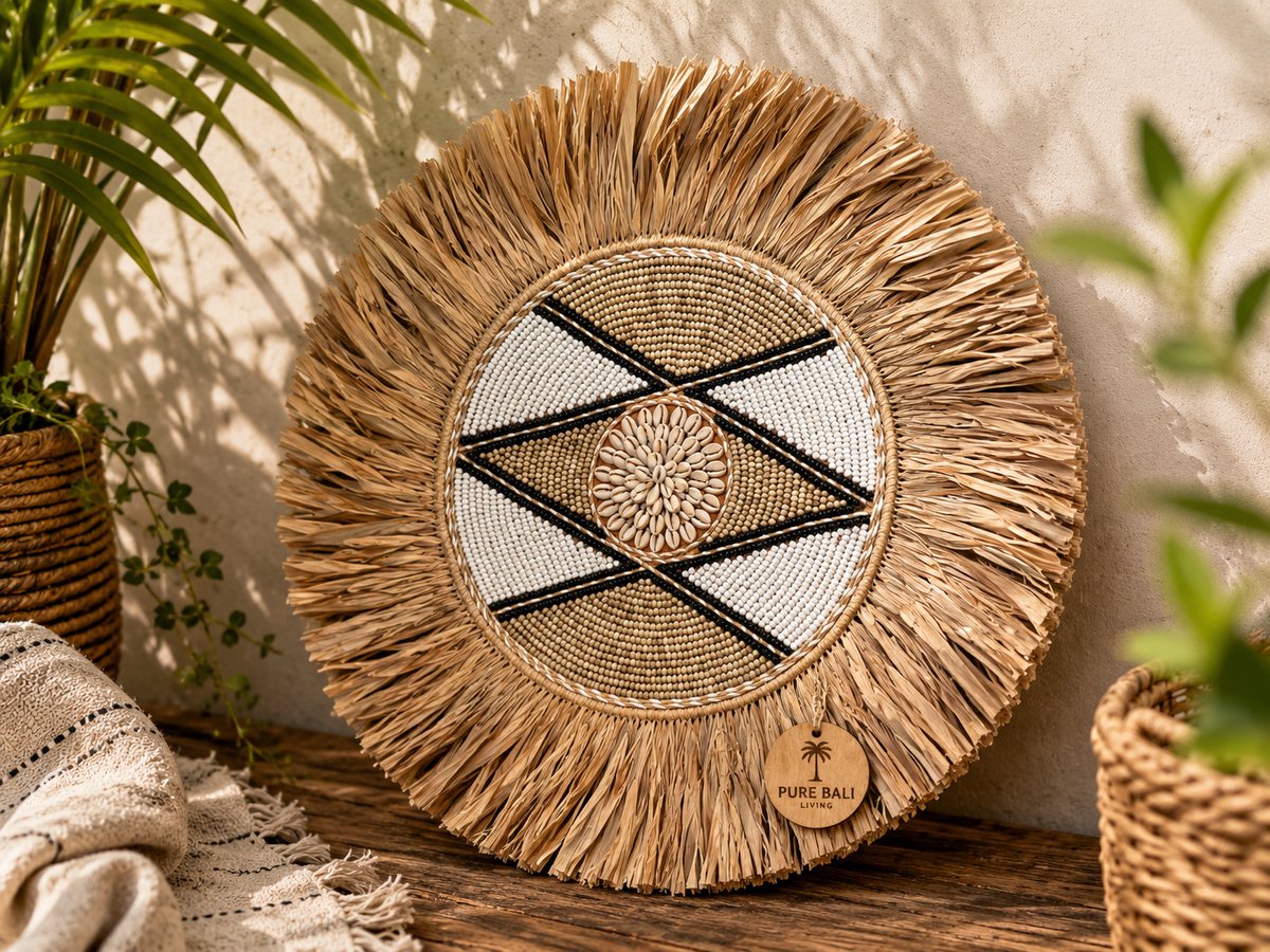 Wanddecoratie – Wandbord Naturel & Wit – Schelpen & Kralen – Boho Muurdecoratie – Handgemaakt in Bali – Ø45 cm – Pure Bali Living