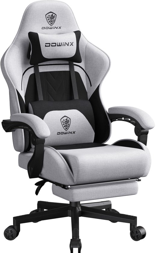 Grijze en zwarte ergonomische gamestoel met hoofdsteun en lendensteun, met uitschuifbare voetsteun, geïsoleerd op witte achtergrond.
