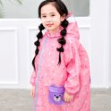 Roze regenjas voor kinderen met een eenhoornprint, sterren, en een schattig beer-zakje op de voorkant.