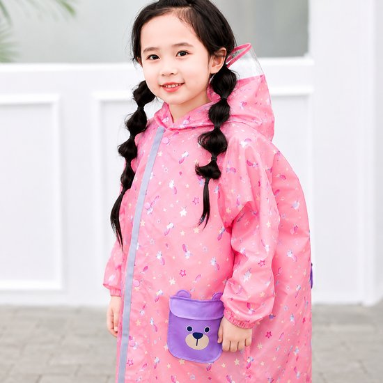 Roze regenjas voor kinderen met een eenhoornprint, sterren, en een schattig beer-zakje op de voorkant.