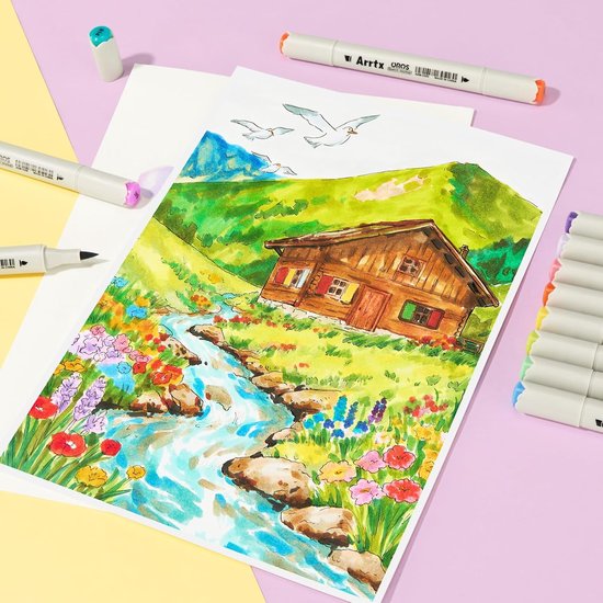 Een weids berglandschap met houten huisje, rivier en bloemen, getekend met Arrtx stiften, met losse stiften ernaast.