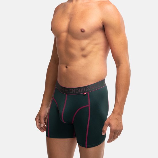 Man met donkergroene sportboxer met rode stiksels. Strakke pasvorm, elastische tailleband met logo.