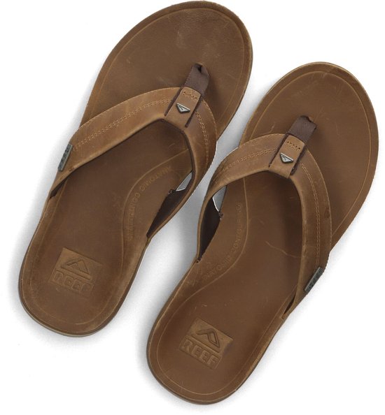 Bruine leren Reef teenslippers met een anatomisch gevormde zool en merklogo.