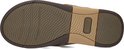 Onderkant van bruine Reef teenslippers met een gestreept profiel en merkopdruk.