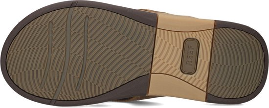 Onderkant van bruine Reef teenslippers met een gestreept profiel en merkopdruk.
