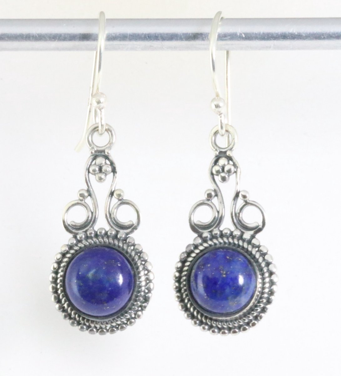 Bewerkte zilveren oorbellen met lapis lazuli