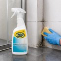 Witte Zep Schimmelreiniger sprayfles met blauw en geel logo, wordt gebruikt om schimmel van tegels te verwijderen.