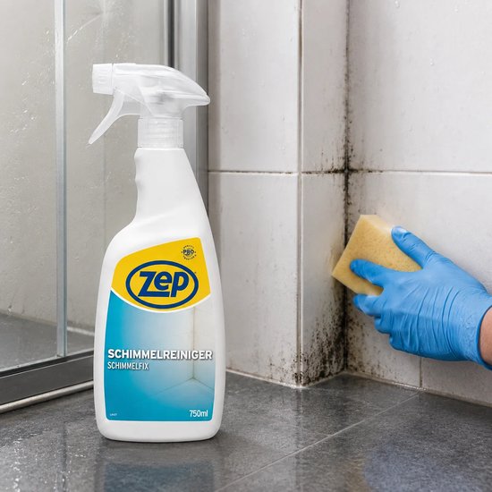 Witte Zep Schimmelreiniger sprayfles met blauw en geel logo, wordt gebruikt om schimmel van tegels te verwijderen.
