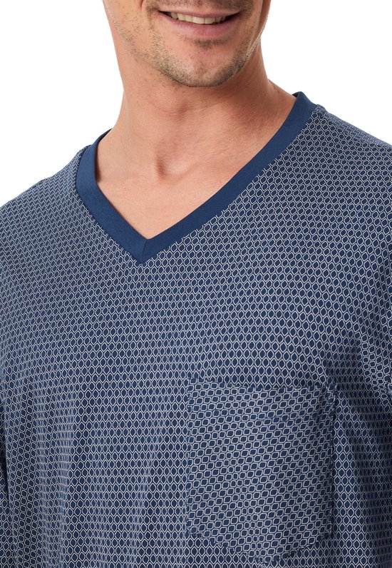 Close-up van de v-hals van een donkerblauw nachthemd met een fijn blauw ruitpatroon.