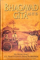 Boekomslag van Bhagavad Gita As It Is, met een illustratie van een strijdwagen met paarden, getrokken door Krishna en Arjuna, met soldaten op olifanten op de achtergrond. Tekst: 'BHAGAVAD GITA AS IT IS', 'HIS DIVINE GRACE A. C. BHAKTIVEDANTA SWAMI PRABHUPĀDA'.