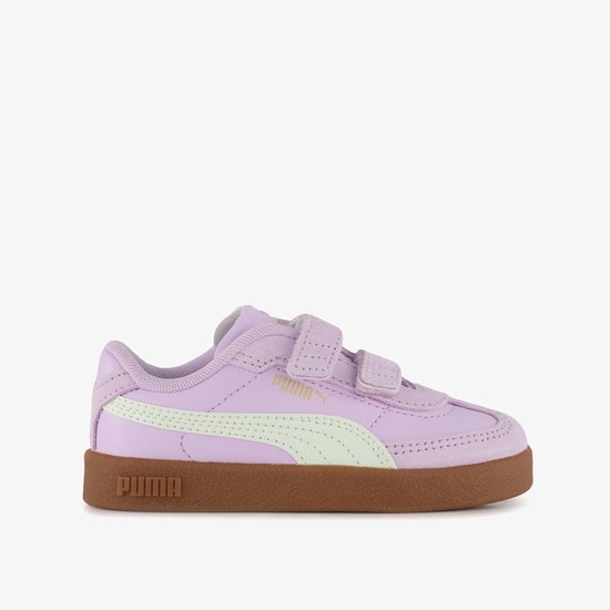 Lila sneaker met crème-kleurige Puma strepen, twee klittenbandsluitingen en bruine zool.