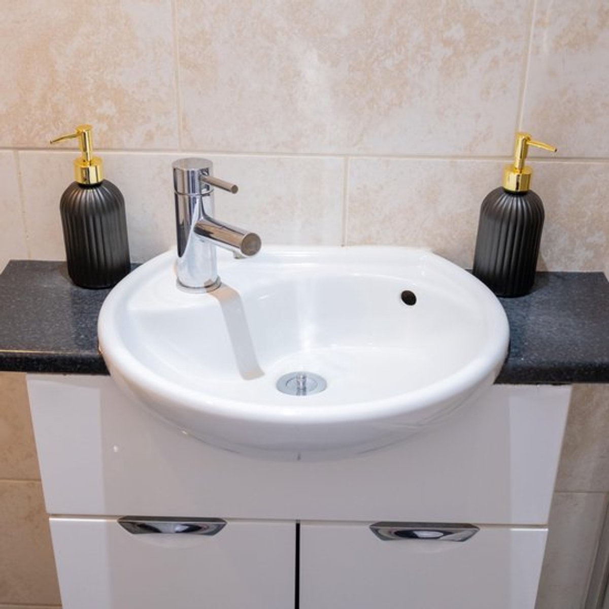 Zeeppompflessen 2-Pack - Navulbare Dispenser - Mat Zwart/Goud - Trendy Badkameraccessoires - Milieu-vriendelijk - Eenvoudig vullen met trechter