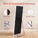 Een spiegel met witte lijst, getoond met details zoals ophangogen en aluminium frame. Tekst: Slim & functioneel ontwerp.
