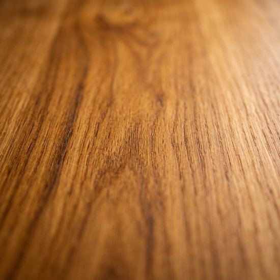 Gedetailleerd beeld van de houtnerf van een bruine houten plank.