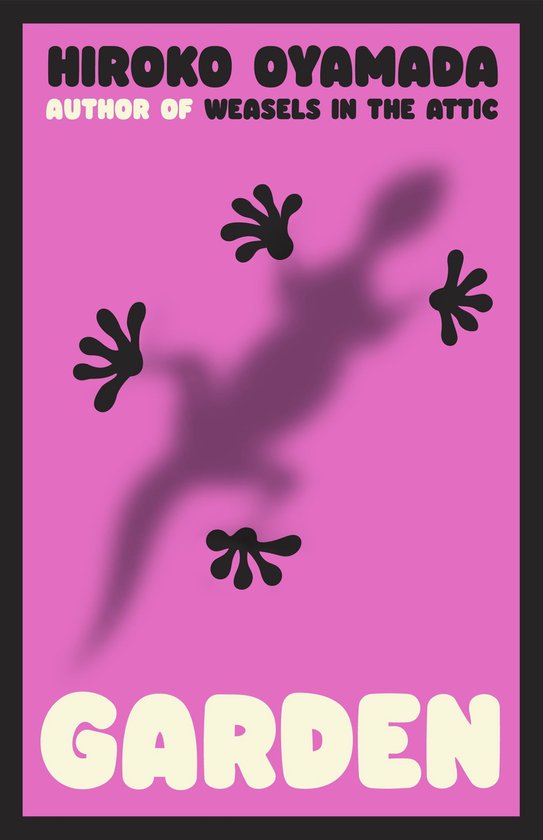 Boekomslag 'Garden' van Hiroko Oyamada met silhouet van een dier en vier pootafdrukken op roze achtergrond.