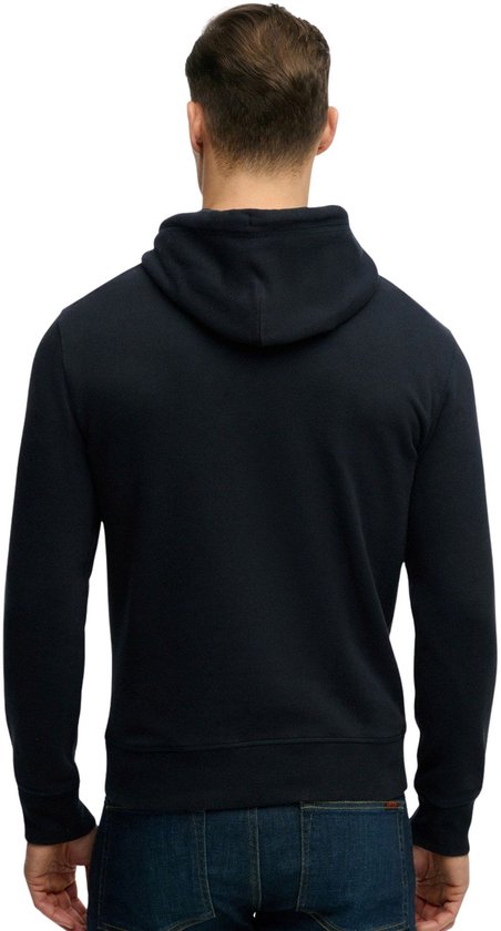 Achteraanzicht van man in donkerblauwe hoodie en jeans.