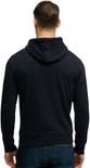 Achteraanzicht van man in donkerblauwe hoodie en jeans.
