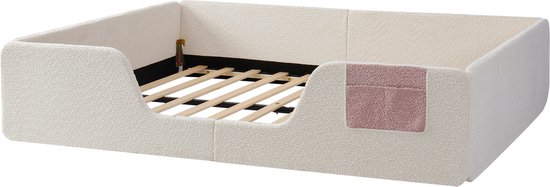 Bedframe van lichtbeige teddy stof met houten lattenbodem, van de zijkant bekeken.