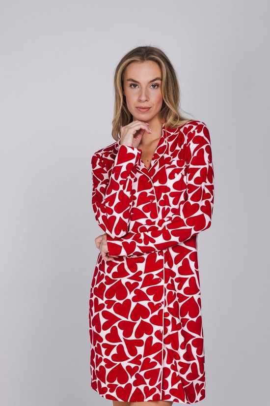 Model in rood nachthemd met witte hartjesprint en contrasterende bies.