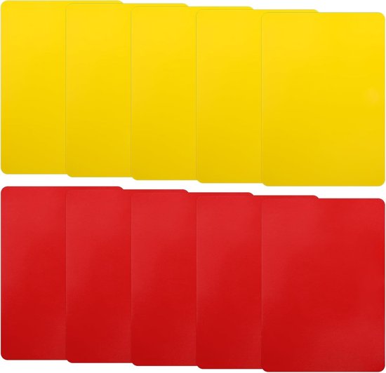 Tien gele kaarten bovenop elkaar, tien rode kaarten bovenop elkaar.