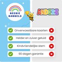 Beebie Babbels logo met regenboog, lachende bij met trofee, tekst 'ANDERE', en vinkjes met 'Onverwoestbare kaarten', 'Helder en zuiver geluid', 'Kindvriendelijke stem', '90 dagen garantie'.
