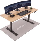 Elektrisch verstelbaar bureau van Stane met eiken blad, drie monitoren, toetsenbord, muis, koptelefoon en plantje.