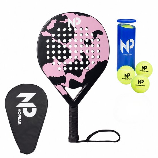 Padelracket met roze camouflagepatroon op een zwart vlak, met "NP" logo. Inclusief zwarte tas met logo, blauwe koker en drie gele padelballen.