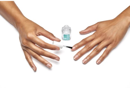 Vrouw brengt Essie Here to Stay Base Coat aan op nagels.