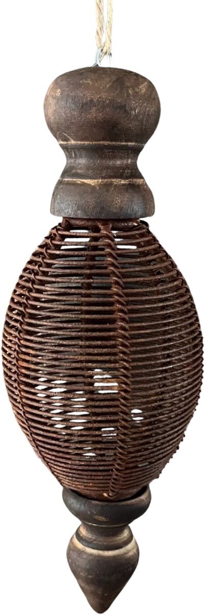 Decoratieve Toefhanger Roestbal met Klos 21 cm – Stoer & Sober Landelijke Woondecoratie