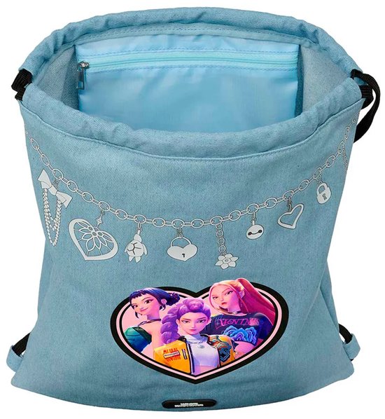 Open lichtblauwe gymtas met Kpop Demon Hunters print, bedeltjes en een binnenvak met rits.
