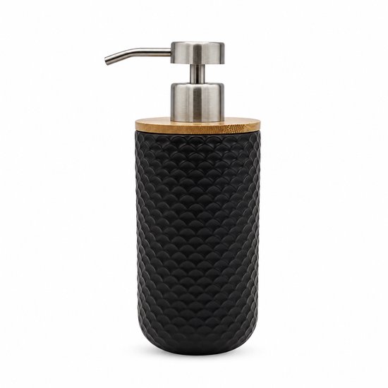 Zwarte zeepdispenser met bamboe deksel en zilverkleurige pomp, op witte achtergrond.