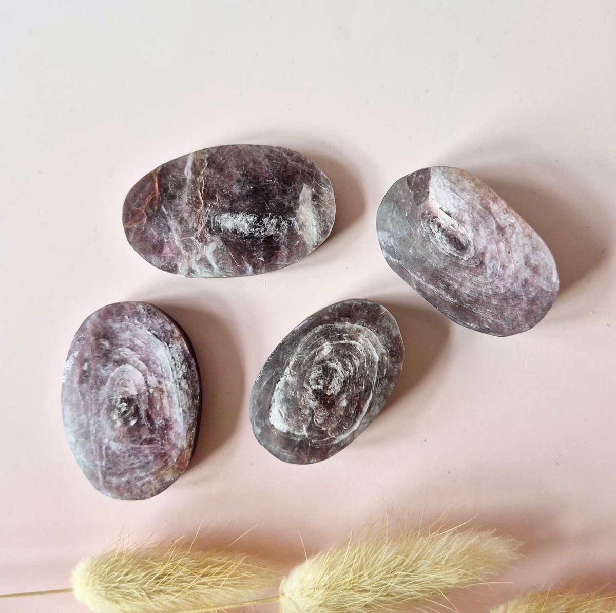 Paarse Mica Handsteen – Lepidoliet Mica Palmstone met Zilveren Shimmer (4–6 cm)