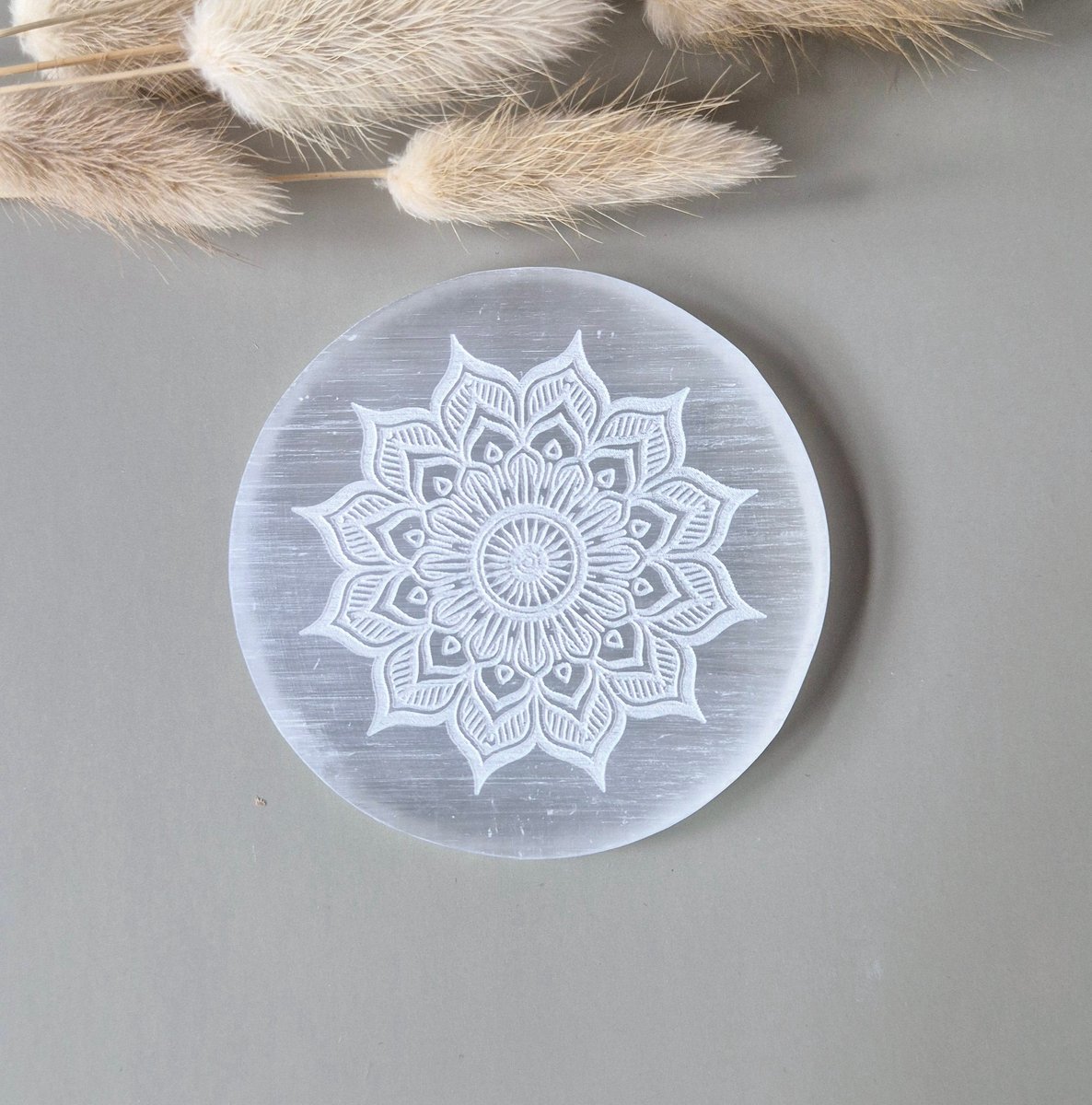 Seleniet Edelsteen Oplaadschijf met Spirituele Gravering – 10 cm