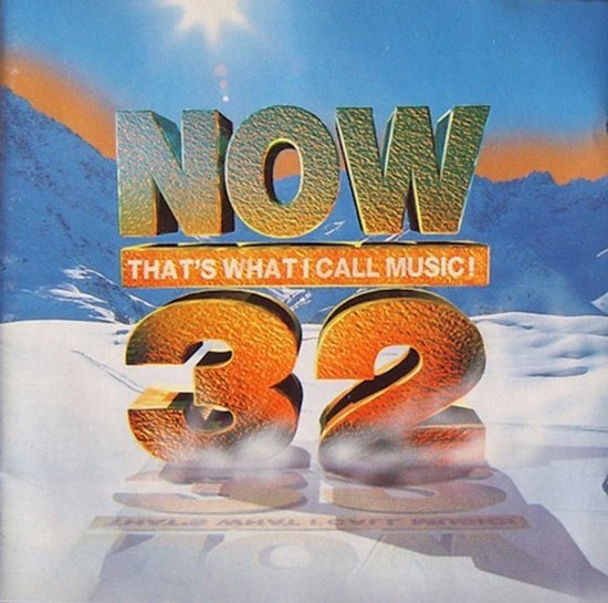 CD-hoes met de titel 'NOW That's What I Call Music! 32' in grote 3D-letters, met een berglandschap met sneeuw en zonlicht op de achtergrond.