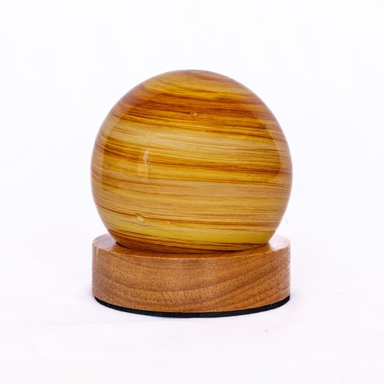 Bolvormige oranje en gele gestreepte lamp op een houten voet.