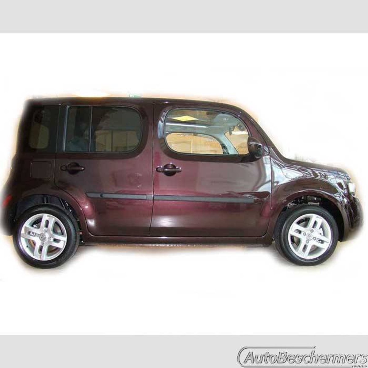 Stootlijsten set zwart voor Nissan Cube II 2009-2011. De stootstrips zijn zelfklevend. Set a 4 stuks (#0004)