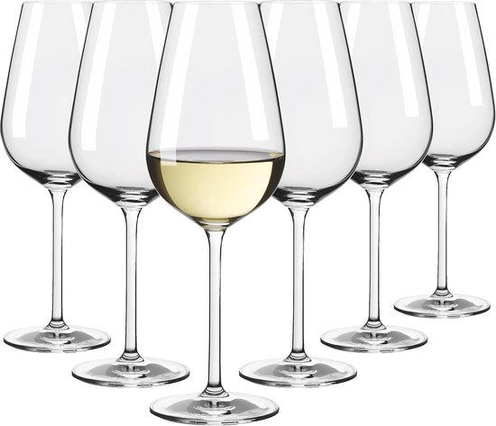 Zes heldere wijnglazen op een witte achtergrond, één glas bevat witte wijn.