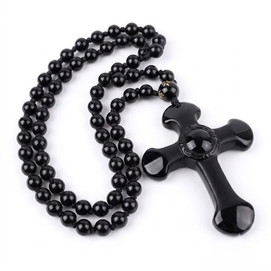 Zwarte kralen ketting met glanzende kruis hanger.
