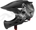 Zwarte helm met afneembare kinband en rode verstelknop. Rook stroomt uit de ventilatiegaten.