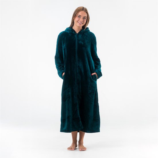 Model met handen in de zakken van een tealgroene, lange badjas met capuchon en ritssluiting.