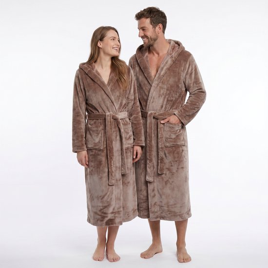 Homme et femme en peignoirs marron, se regardant.