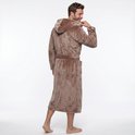 Homme en peignoir marron à capuche, regardant par-dessus son épaule.