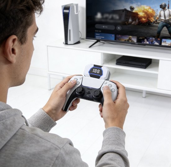 Man met hoodie houdt PS5 controller vast met powerbank, kijkt tv. De powerbank toont '188'.